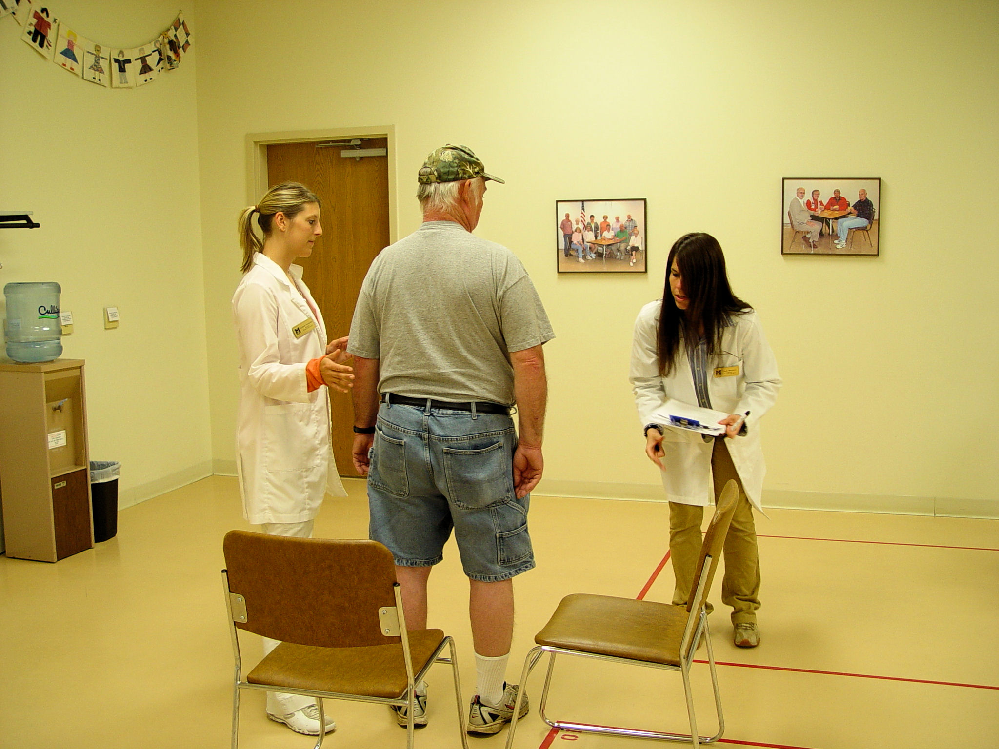 UM-Flint students work with seniors in Davison