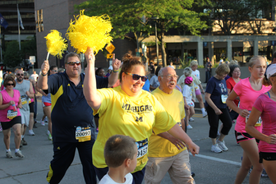 Michigan Mile open walk participant in maize and blue.