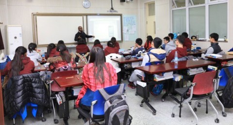 Gerrard Allen teaches Chinese students in his American History Club.