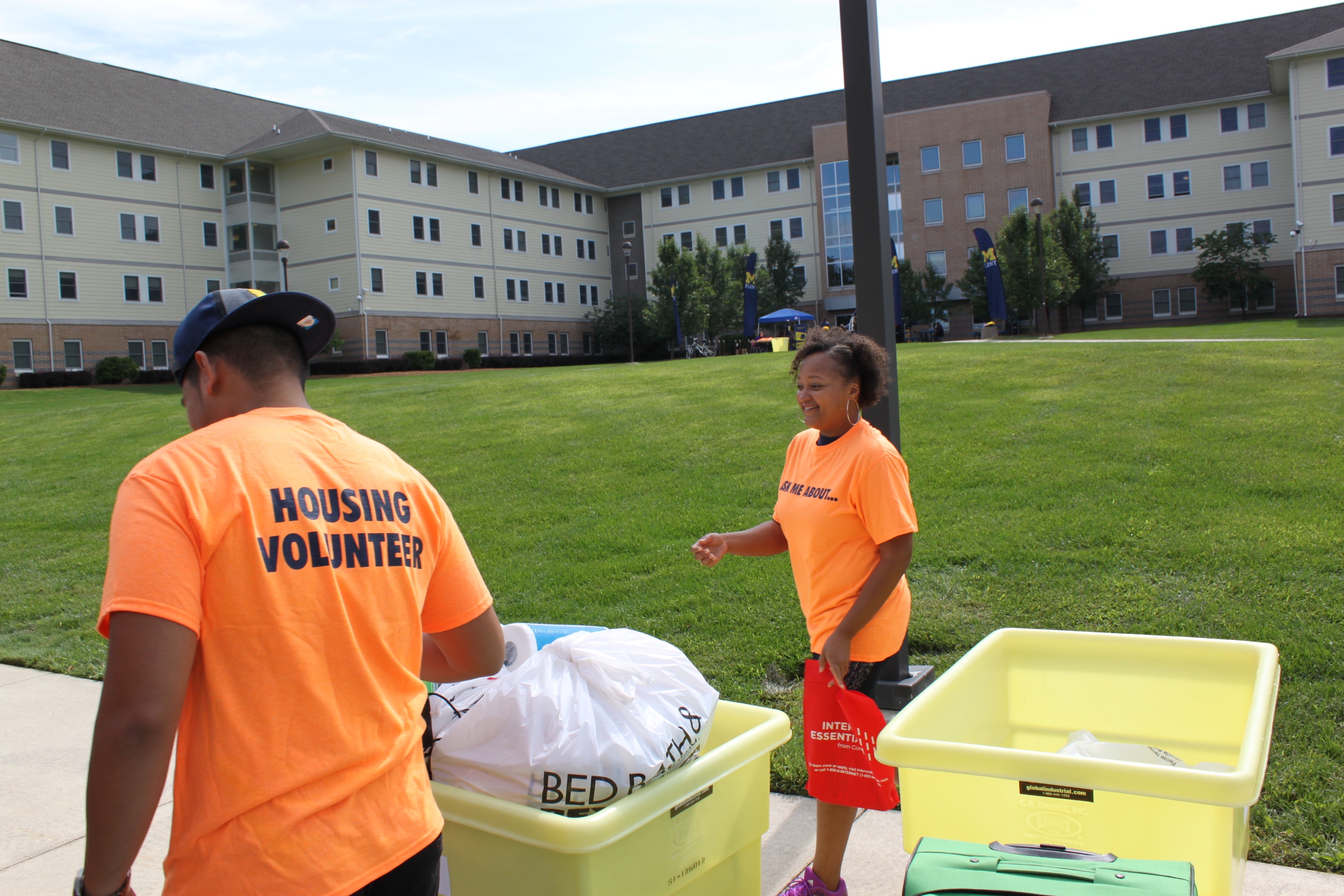 LaTanya Hughes volunteering at First Street Residence Hall's 2017 Move-in Day