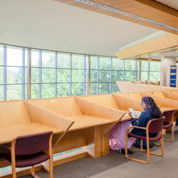 Mott Foundation grant helps fund UM-Flint program to help students complete degrees