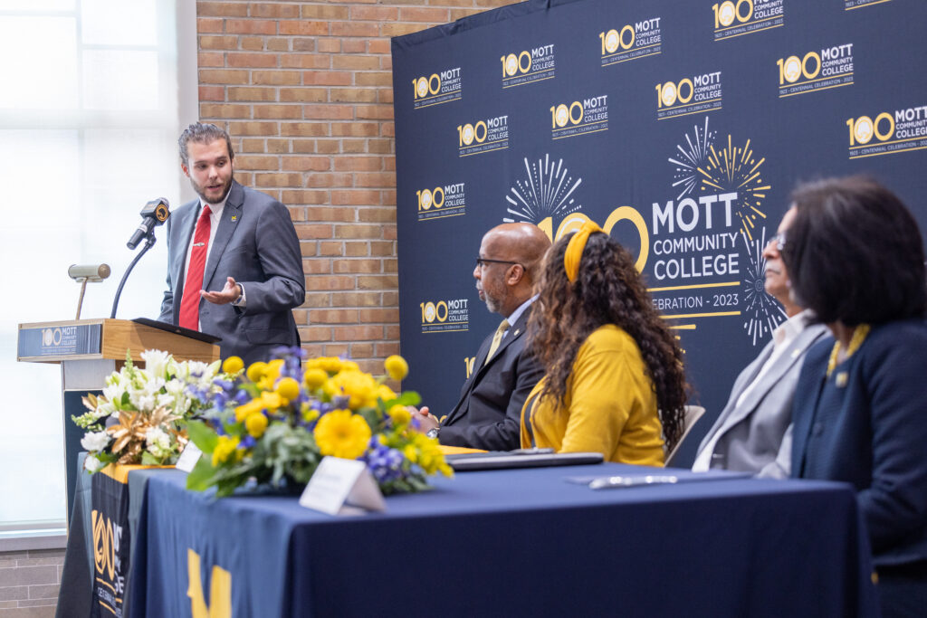 UMFlint and Mott Community College sign new transfer student agreement