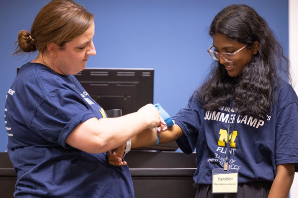 Harshini Meenakshi Sundaram learns about managing bleeds from clinical assistant professor Sara Guerin during a physician assistant session