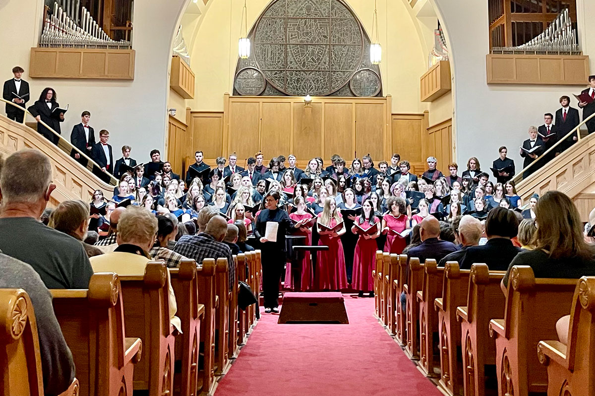 Photo of a large chamber choir performing in a church